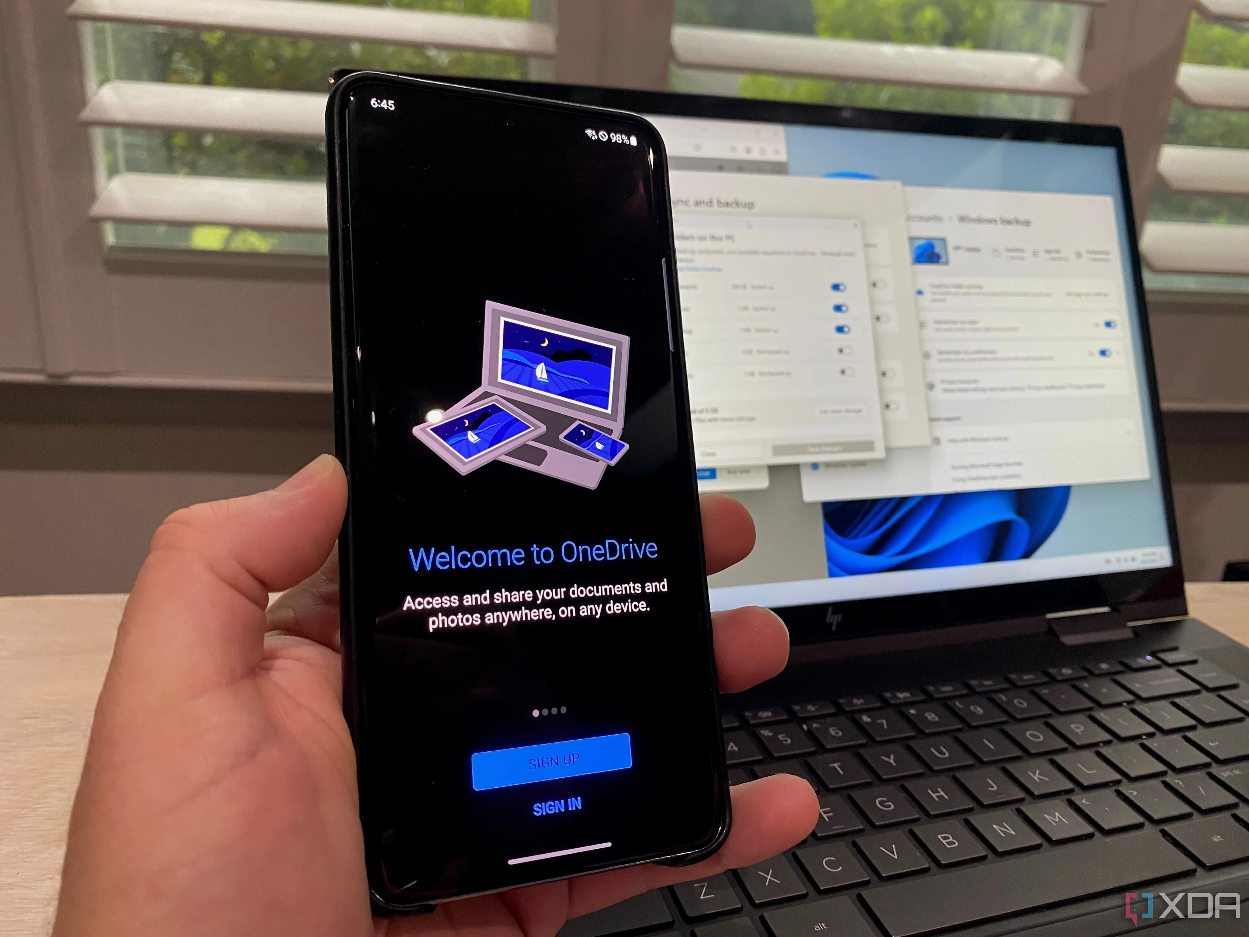 Ứng dụng Microsoft OneDrive trên điện thoại Android và máy tính Windows, thể hiện sự tích hợp hệ sinh thái Microsoft