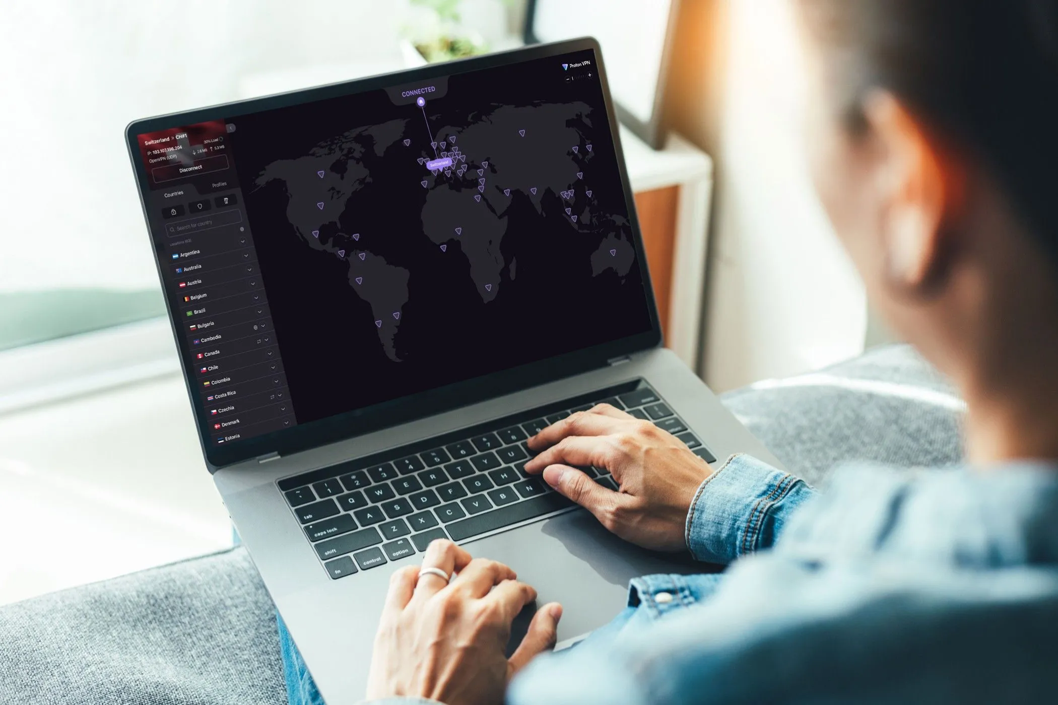 Ứng dụng ProtonVPN trên máy tính xách tay, minh họa việc sử dụng VPN