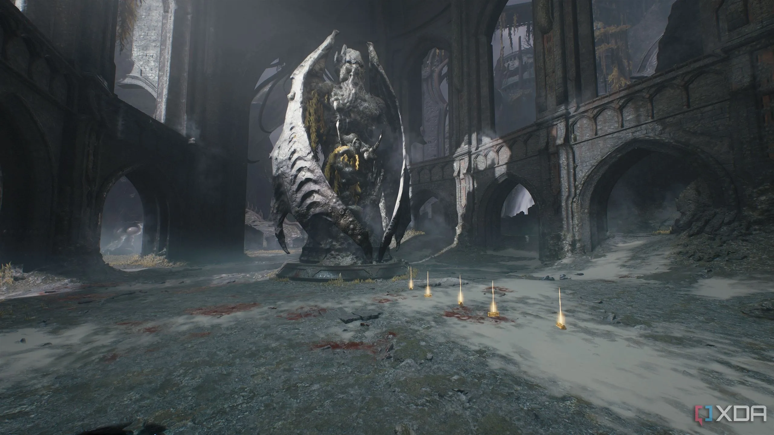 Vệt thỏi vàng dưới chân bức tượng thần cổ đại trong Chương 14 của Doom: The Dark Ages.