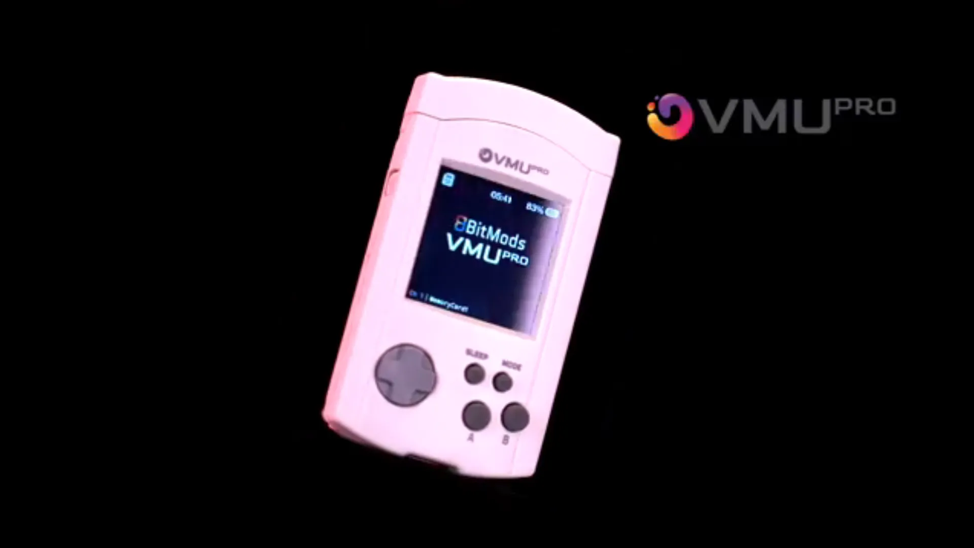 VMU Pro của 8BitMods trên tay người dùng, thể hiện khả năng giả lập game retro