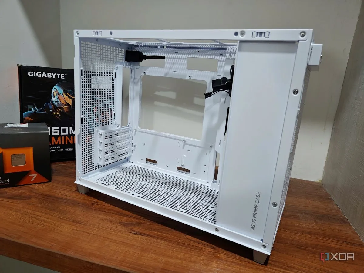 Vỏ case Asus Prime AP201 tháo rời đặt trên bàn gỗ