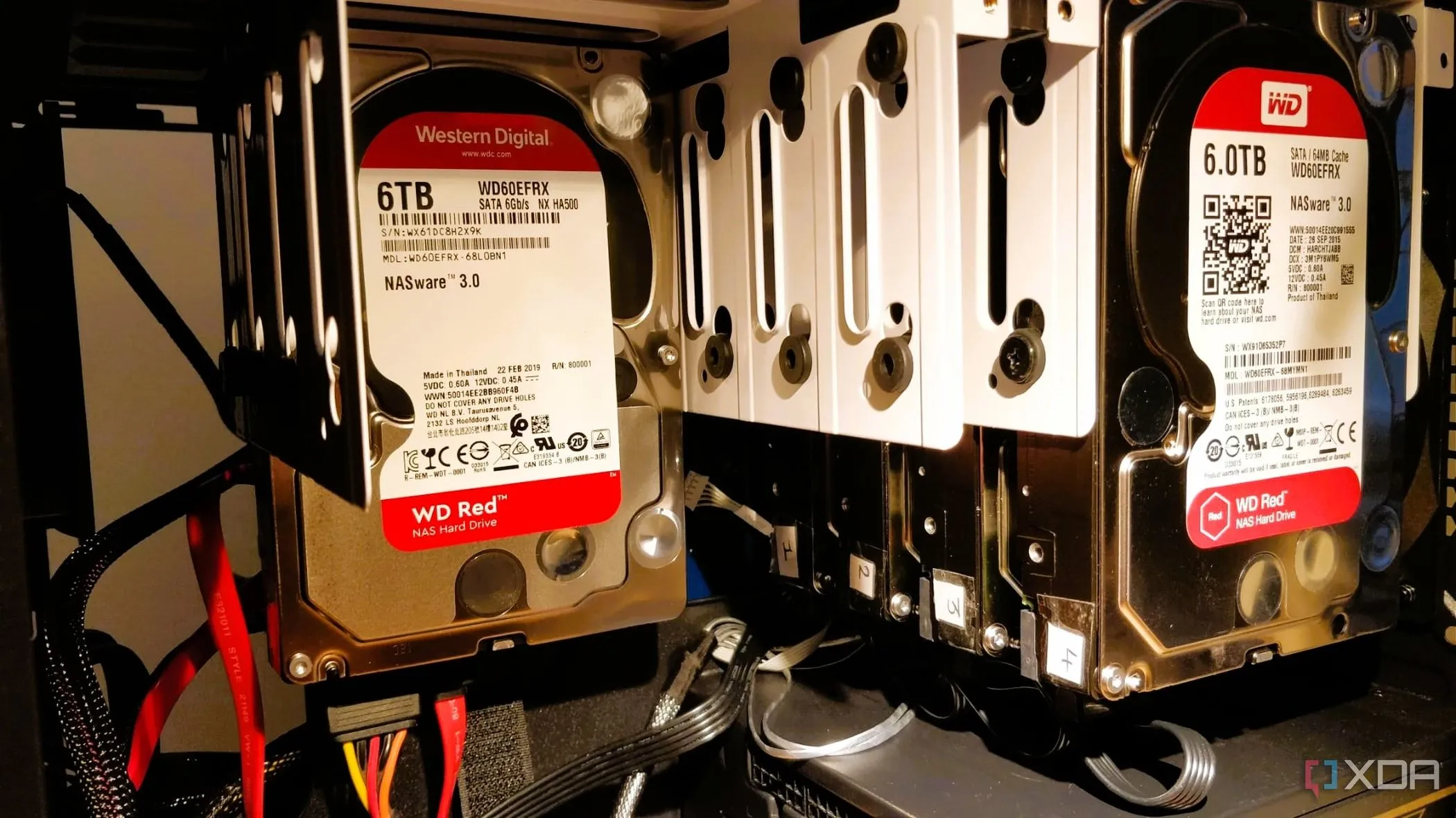 Vỏ hộp đựng nhiều ổ cứng HDD cũ, biểu tượng cho việc lưu trữ dữ liệu lớn