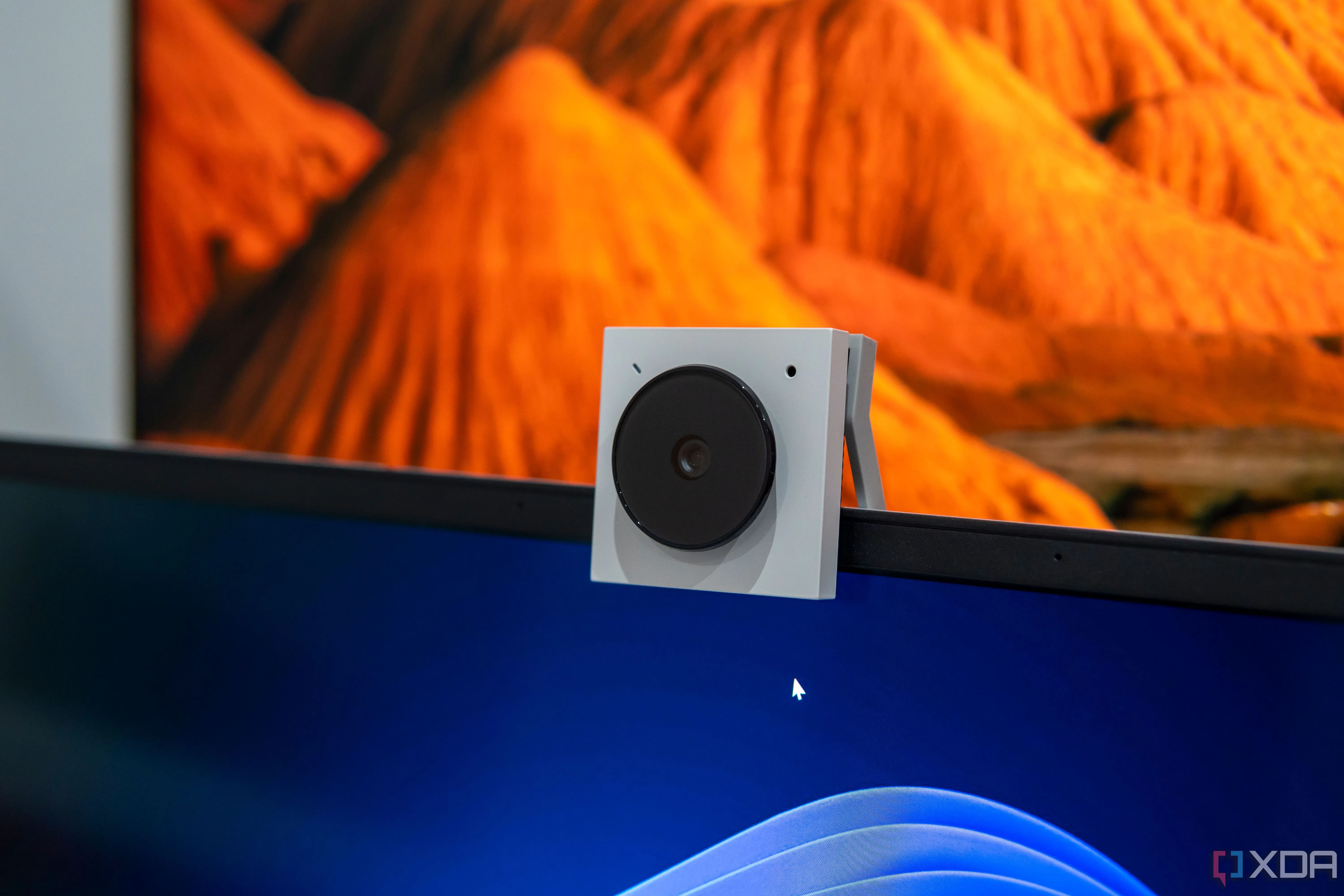 Webcam Opal Tadpole gắn trên laptop hiển thị núi cam