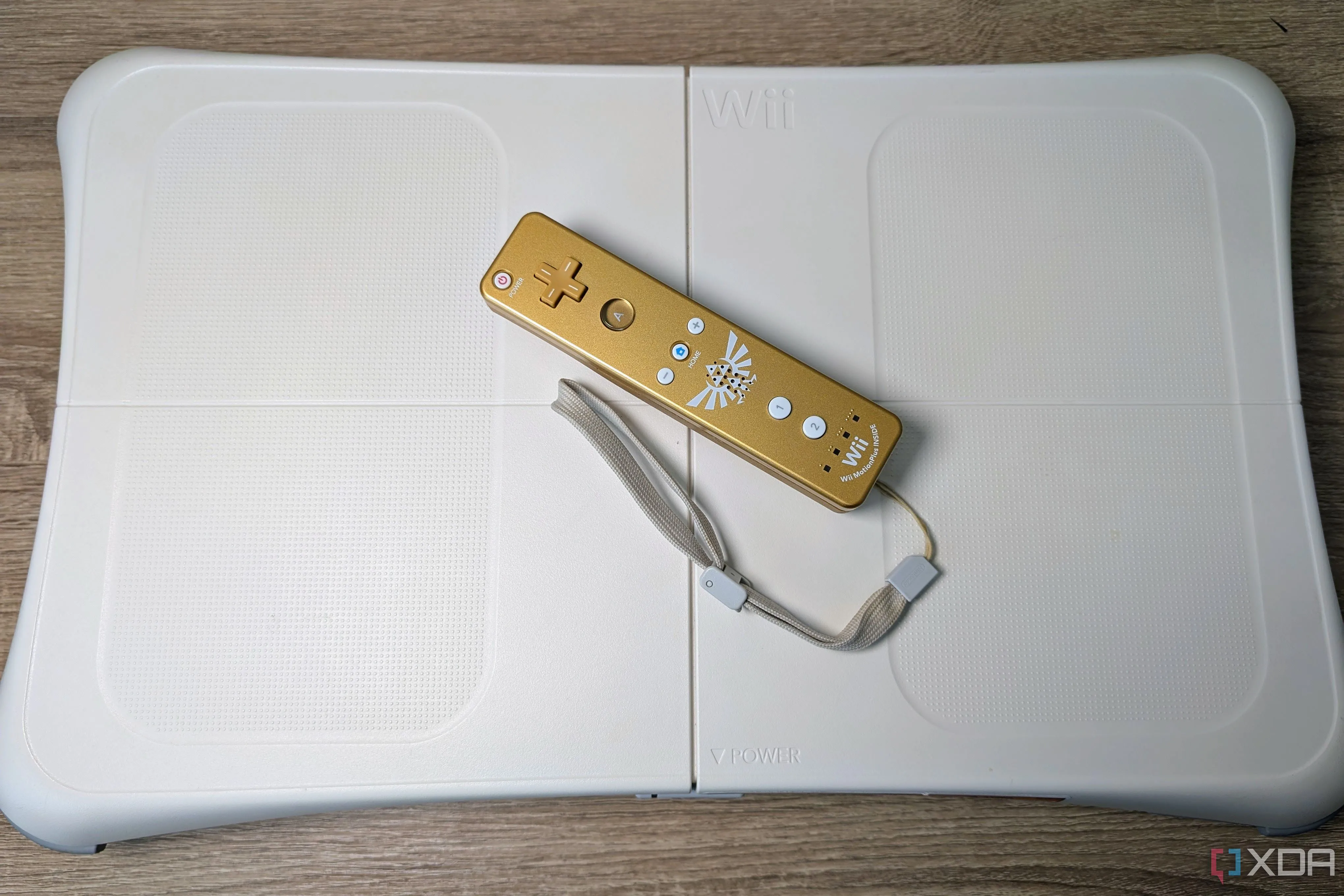 Wii Balance Board màu trắng kèm tay cầm Wii-mote màu vàng, thiết bị hỗ trợ tập luyện thể dục trên hệ máy Wii