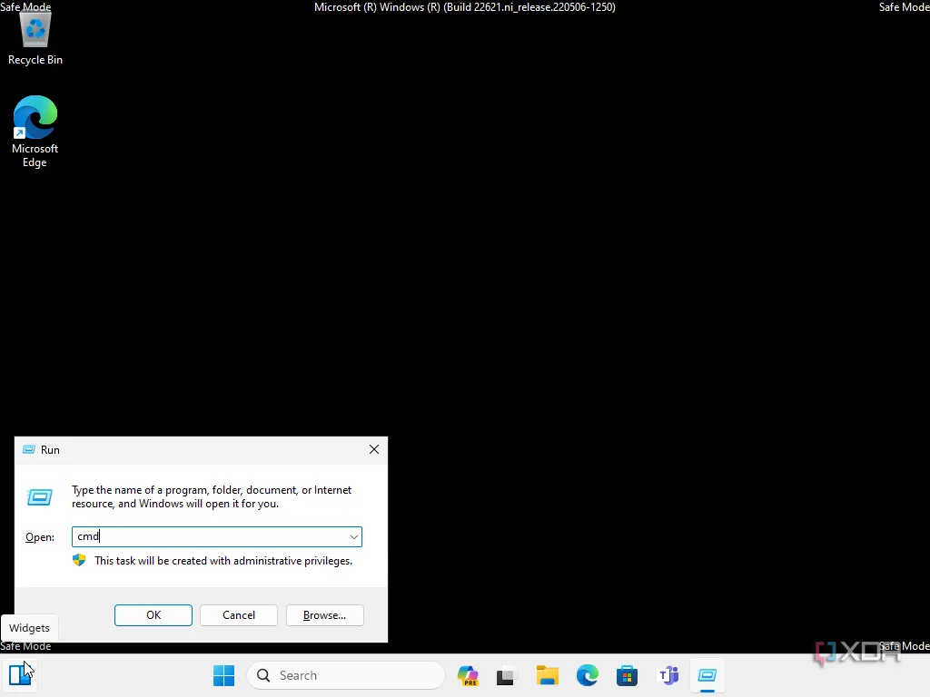 Windows 11 ở chế độ Safe Mode với hộp thoại Run và lệnh cmd