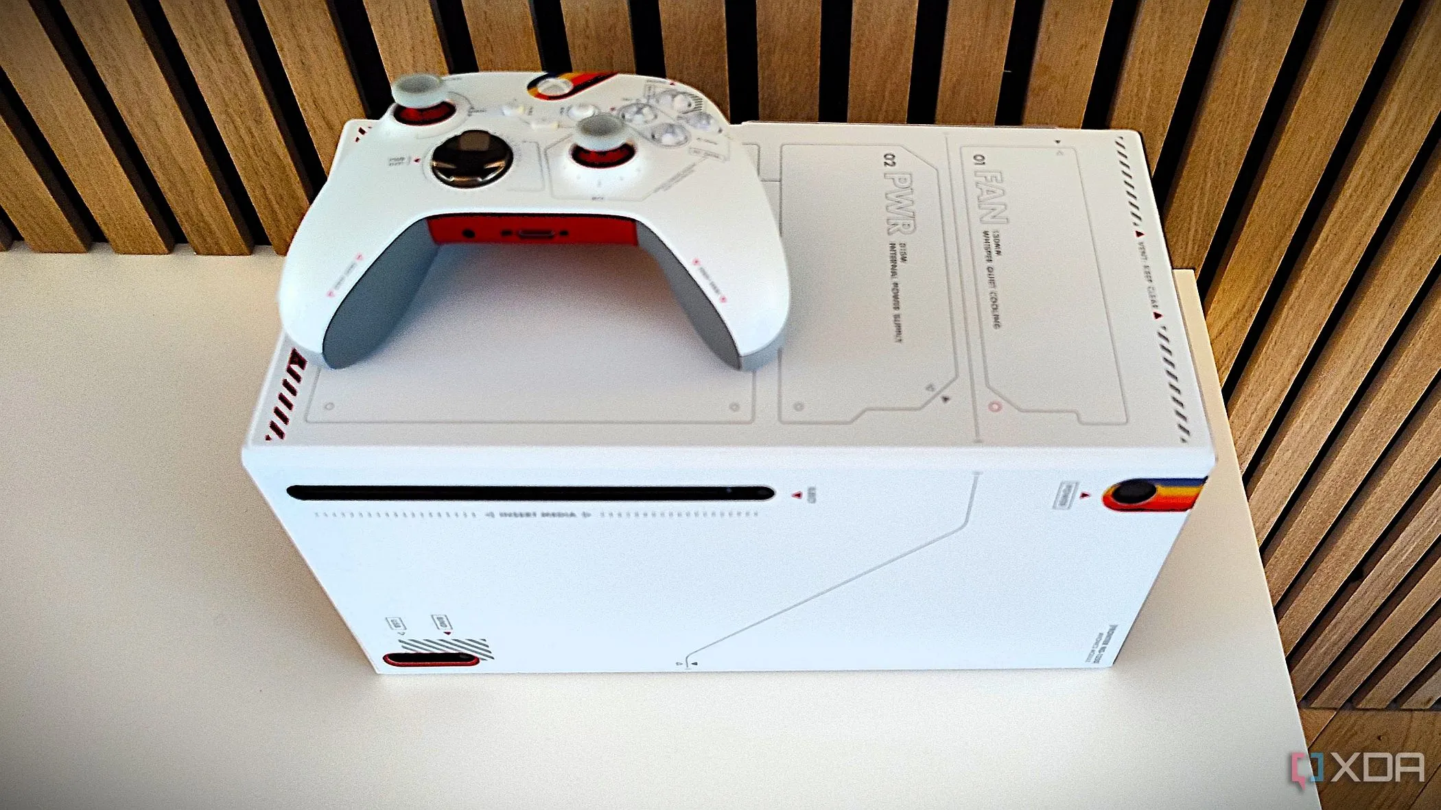 Xbox Series X với tay cầm và bọc Starfield